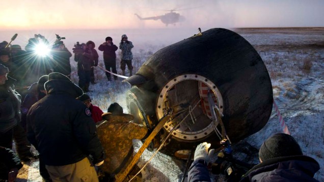 Equipe de suporte russa ajuda tripulantes da expedição 29 que retornam após 5 meses a bordo da espaçonave Soyuz TMA-02M, na cidade de Arkalyk, no Cazaquistão
