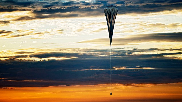 O austríaco Felix Baumgartner saltou de uma cápsula espacial de uma altitude de 29.455 metros. O atleta pilotou a cápsula acoplada a um balão de hélio gigante, que o permitiu ultrapassar os limites da chamada “Linha de Armstrong”, no Novo México
