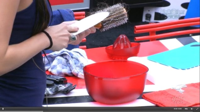 Kamilla usa uma faca de cozinha para limpar a escova de cabelo - e não lava a faca