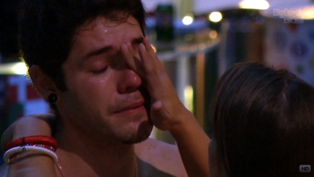 Nasser chora durante a festa desta quarta-feira no reality show