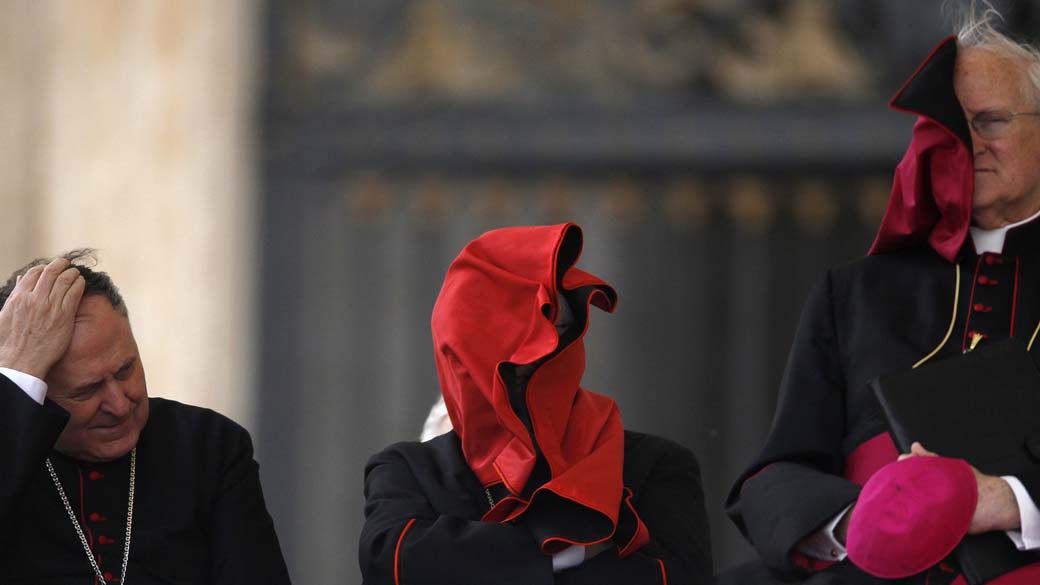 Ventania levanta mantos dos cardeais durante audiência do Papa Bento XVI na Praça de São Pedro no Vaticano