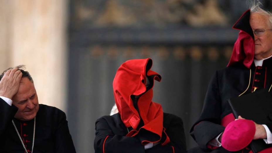 Ventania levanta mantos dos cardeais durante audiência do Papa Bento XVI na Praça de São Pedro no Vaticano