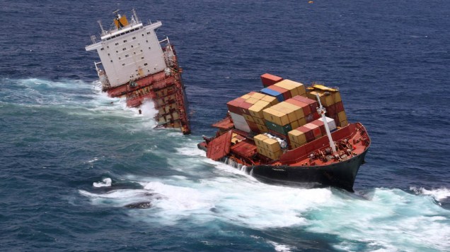 O navio cargueiro MV Rena que estava preso em um coral partiu-se em dois após noite de mau tempo em Tauranga, Nova Zelândia