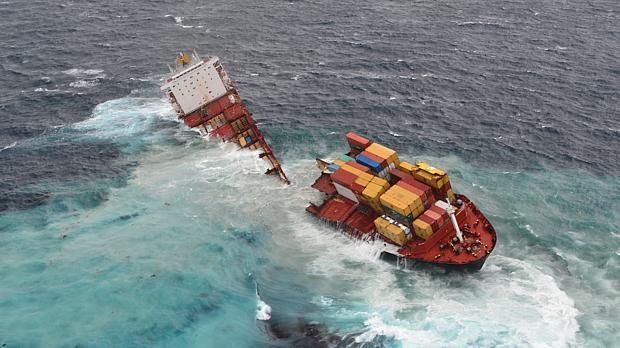 O navio cargueiro Rena, encalhado em um coral na Nova Zelândia, se partiu em dois devido a uma forte tempestade