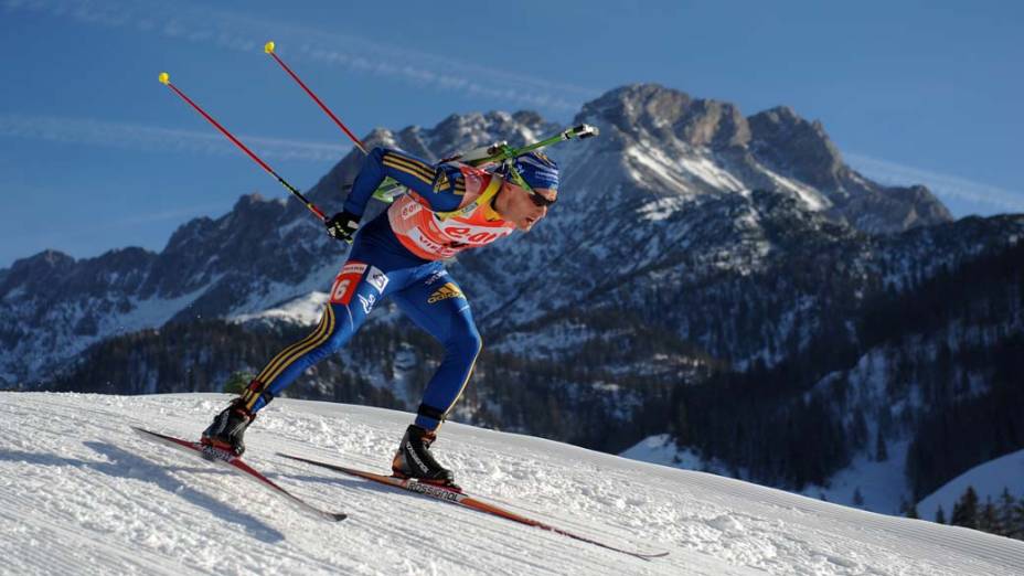 O suiço Carl Bergman durante competição de velocidade na Copa do Mundo de Biatlo em Hochfilzen, Áustria