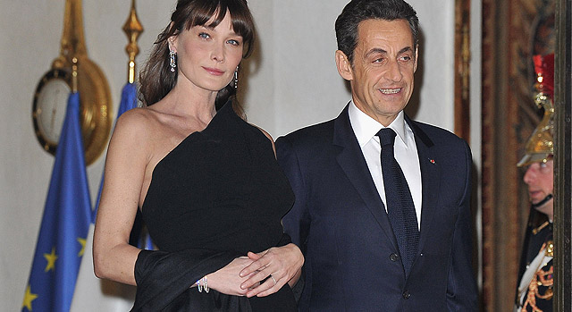 Primeira-dama francesa e o marido durante compromisso oficial em março de 2011