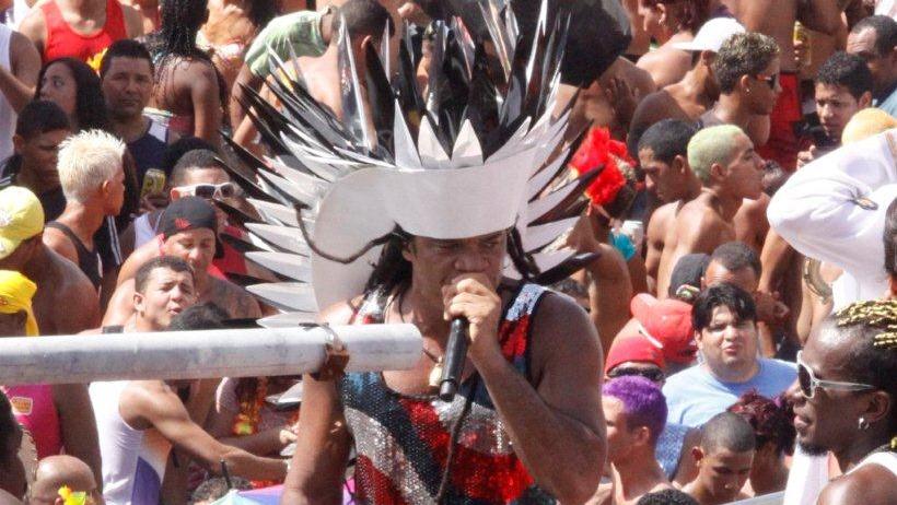Carlinhos Brown anima foliões do Galo da Madrugada