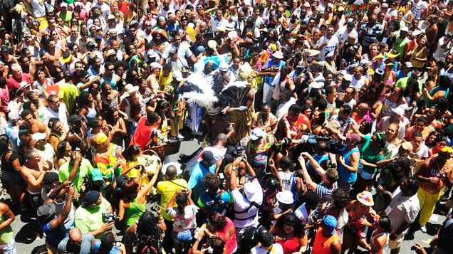 Público comemora a chegada de Carlinhos Brown na estreia do bloco Afródromo
