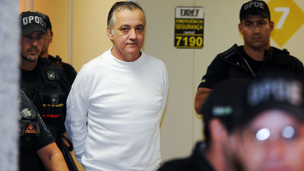 Empresário Carlos Augusto Ramos, o Carlinhos Cachoeira, é escoltado após interrogatório na Justiça do Distrito Federal