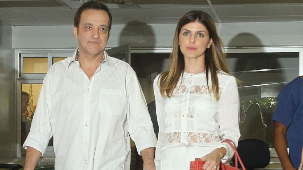 Carlinhos Cachoeira e sua mulher, Andressa, na saída do hospital, em Goiânia, nesta sexta-feira