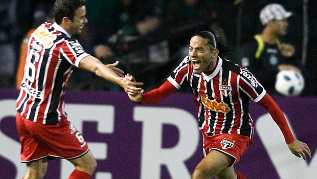 Carlinhos Paraíba, do São Paulo, comemora seu gol em partida contra o Coritiba, válida pela 12ª rodada do Campeonato Brasileiro 2011