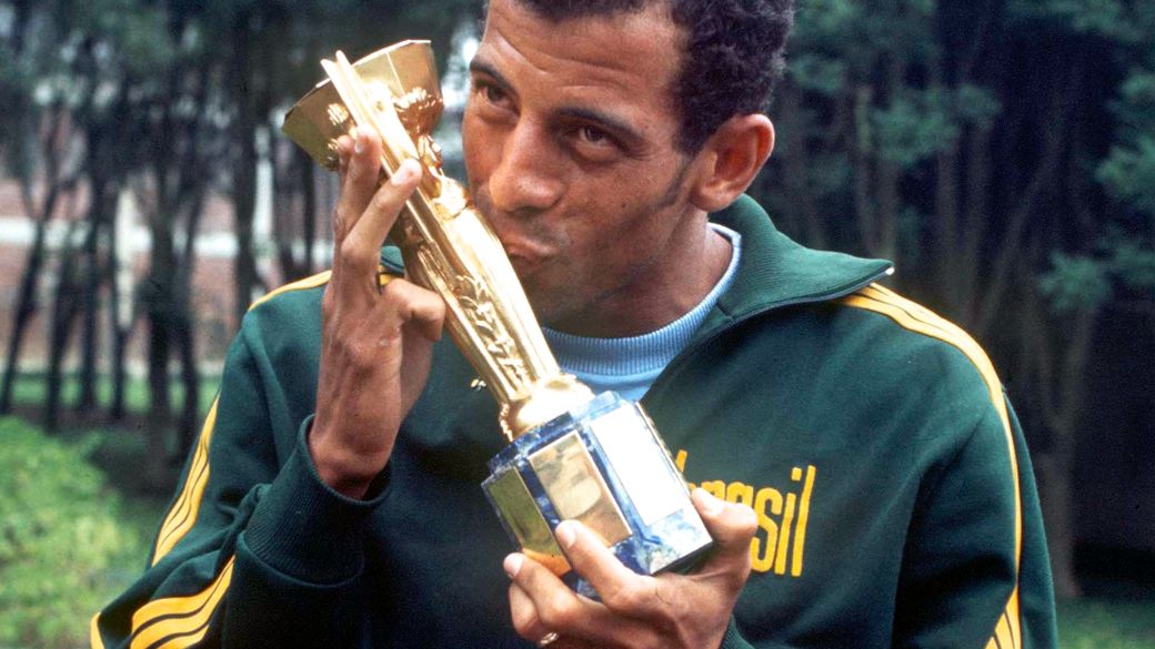 O capitão do tri, Carlos Alberto Torres, com a taça Jules Rimet