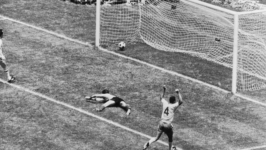 Carlos Alberto Torres comemora o gol que fechou a goleada do Brasil sobre a Itália na final da Copa do Mundo de 1970