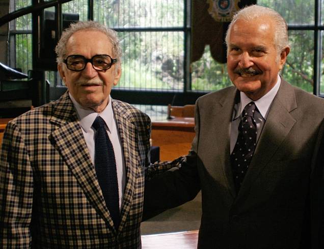O escritor mexicano Carlos Fuentes com o colombiano Gabriel García Márquez durante homenagem aos seus 80 anos, na Cidade do México
