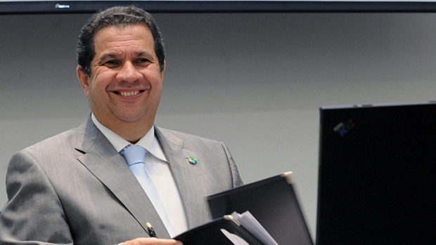 O ministro do Trabalho, Carlos Lupi, prevê que 2010 pode registrar geração de 2,5 milhões de empregos
