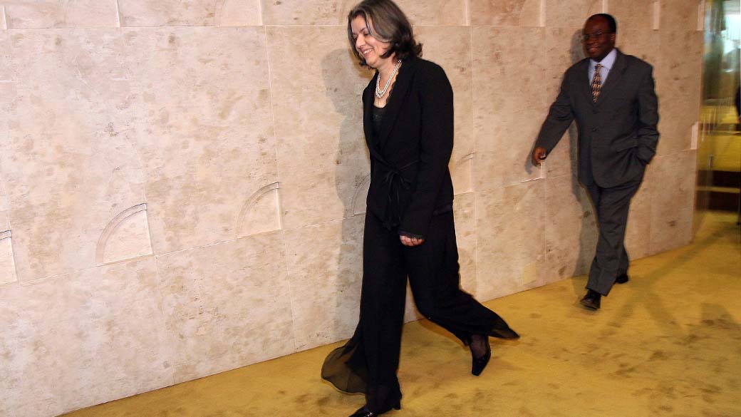 A ministra Cármen Lúcia Antunes Rocha, 52 anos, usando blazer e calça comprida (com detalhes de renda na barra) no plenário do STF, em 2007