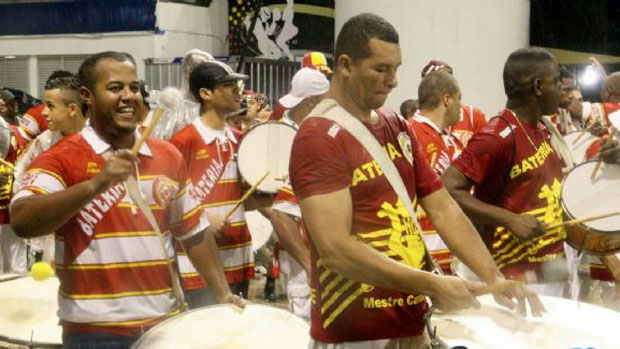 Integrantes da escola de samba Tom Maior
