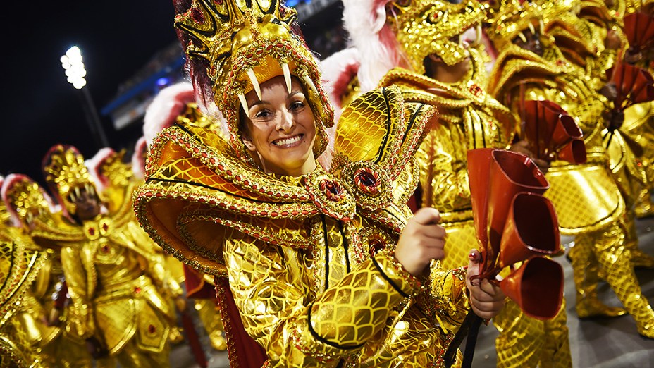 Bateria da Dragões da Real durante o desfile das escolas de samba do Grupo Especial paulistano