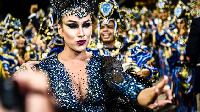 Dani Bolina, rainha da bateria da Vila Maria, se prepara para desfilar no Sambódromo do Anhembi, em São Paulo