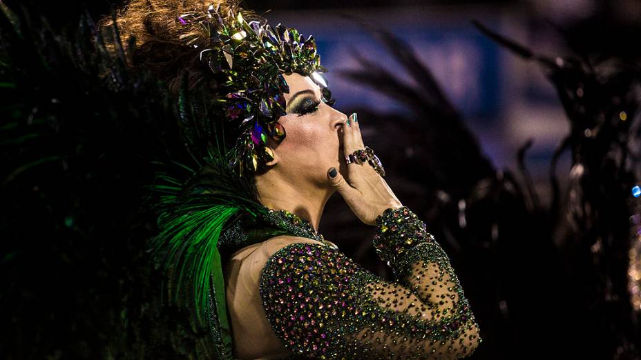 A atriz Claudia Raia durante desfile da Escola de Samba Beija Flor pelo Grupo Especial, no Sambódromo Marquês de Sapucaí no Rio de Janeiro (RJ), na madrugada desta segunda-feira (03)