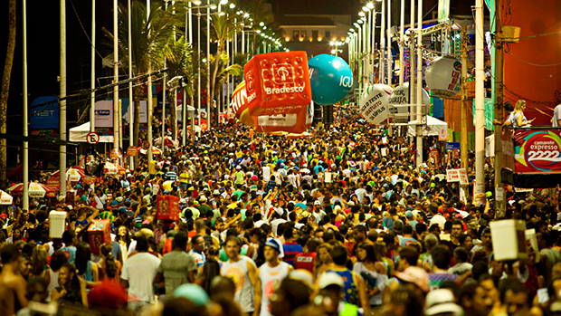 Foliões no Carnaval de Salvador, em 28/02/2014