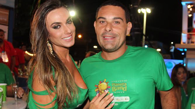 Em Salvador, Nicole Bahls curte carnaval com Marcelo Frisoni