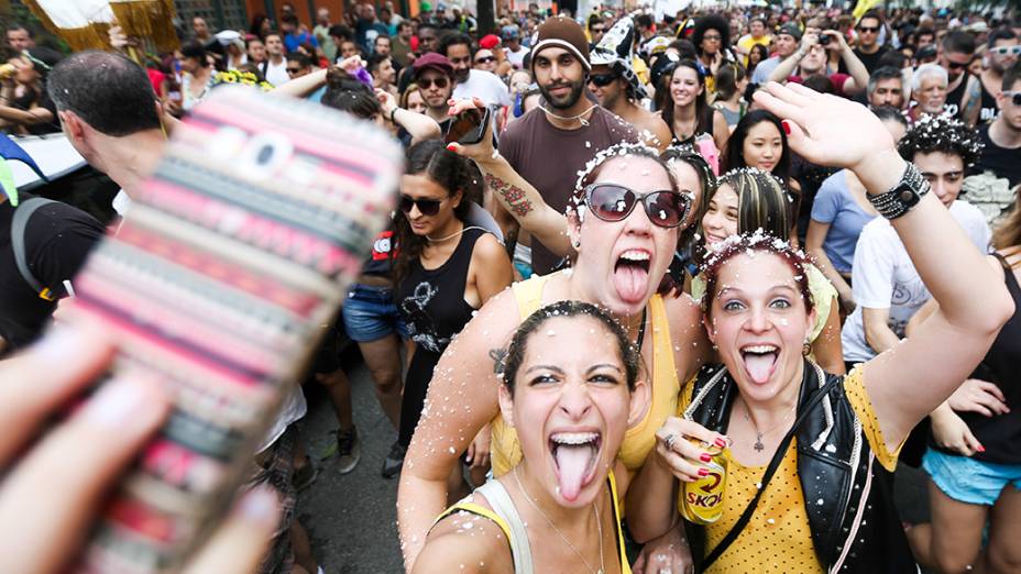 Foliões no Bloco 77 - Originais do Punk, em São Paulo