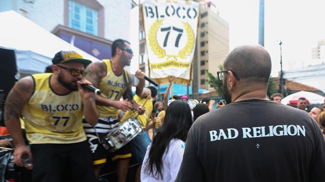 Foliões no Bloco 77 - Originais do Punk, em São Paulo