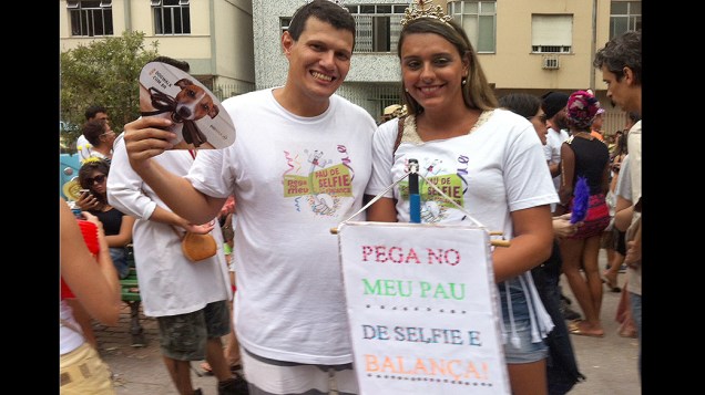 Foliões no bloco Pega no meu pau de selfie e balança, no Rio de Janeiro