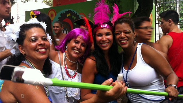Foliões no bloco Pega no meu pau de selfie e balança, no Rio de Janeiro