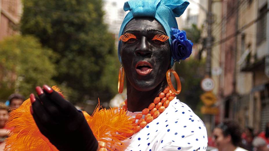 Folião no tradicional "Bloco dos Esfarrapados" nas ruas do bairro do Bixiga, no centro de São Paulo