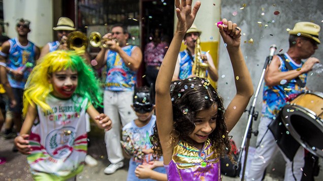 Crianças no "Bloco dos Esfarrapados" nas ruas do bairro do Bixiga, no centro de São Paulo