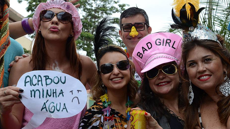 "Bloco dos Esfarrapados" nas ruas do bairro do Bixiga, no centro de São Paulo