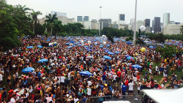 Foliões no Aterro do Flamengo durante o bloco Sargento Pimenta