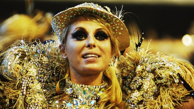 Caroline Bittencourt desfilou com fantasia que remeteu à cultura caipira em samba-enredo sobre Mazzaropi