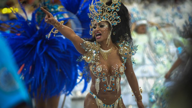 Cinthia Santos defendeu o samba-enredo sobre João Nogueira em desfile da Águia de Ouro