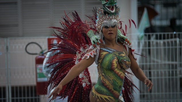 Destaque da escola de samba Águia de Ouro durante desfile em São Paulo