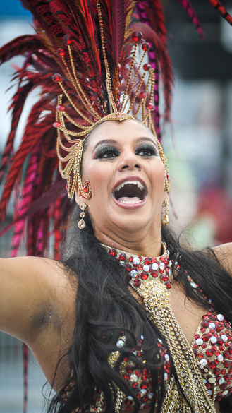 Destaque da escola de samba Águia de Ouro durante desfile em São Paulo