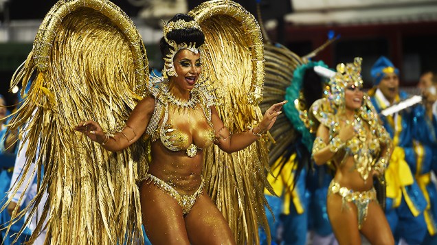 Cinthia Santos, rainha de bateria da Águia de Ouro, desfila no Sambódromo do Anhembi