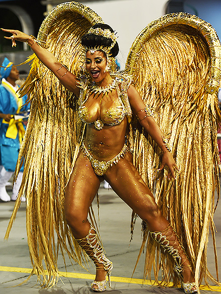 Cinthia Santos, rainha de bateria da Águia de Ouro, desfila no Sambódromo do Anhembi