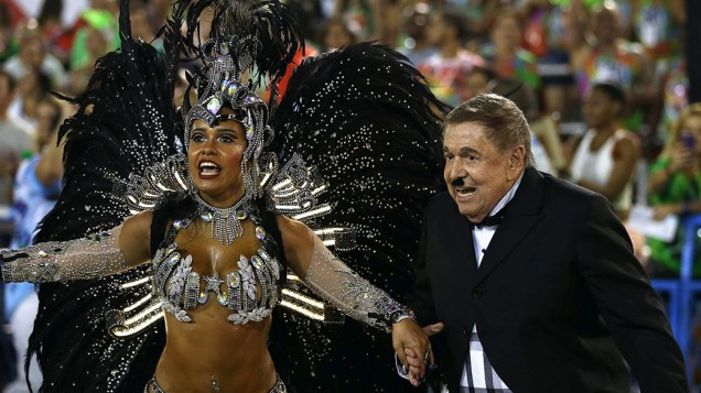 A rainha da bateria Rayssa Oliveira ao lado do diretor de televisão Boni, que foi homenageado pela Beija-Flor