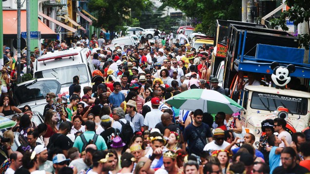 "Bloco dos Esfarrapados" desfila nas ruas do bairro do Bixiga, no centro de São Paulo