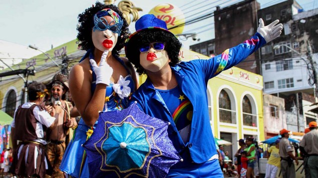 Os foliões que quiseram acompanhar o bloco Galo da Madrugada começaram a se aglomerar no centro de Recife (PE) por volta das 7h30 da manhã deste sábado de Carnaval. O bloco deu partida às 9h30