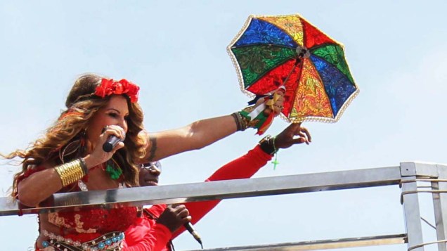 Elba Ramalho canta durante o desfile do bloco Galo da Madrugada em Recife (PE)