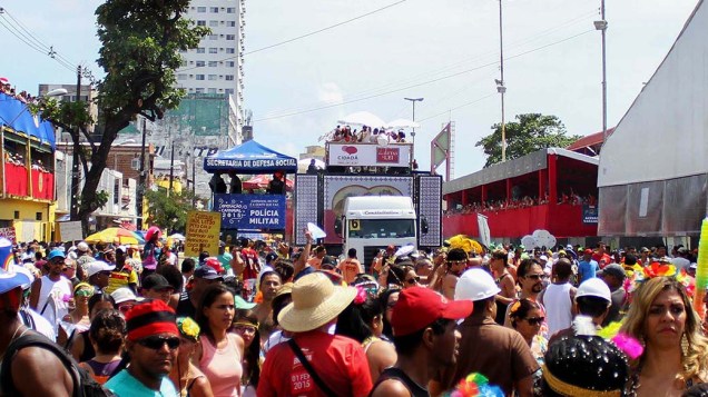 O sábado de carnaval em Recife começa com o tradicional desfile do bloco Galo da Madrugada, que é considerado o maior bloco do mundo