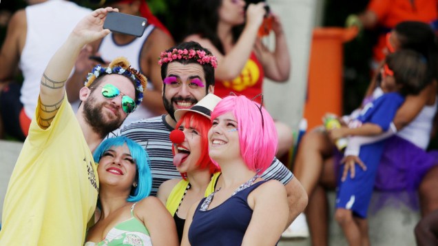 Foliões fazem selfie durante desfile do bloco Me Beija Que Sou Cineasta na Zona Sul do Rio - 18/02/2015