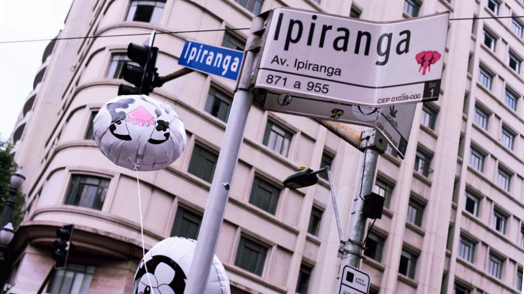 O bloco 'Tarado Ni Você', homenageando Caetano Veloso, deu início em seu desfile no cruzamento da Avenia Ipiranga com a Avenida São João