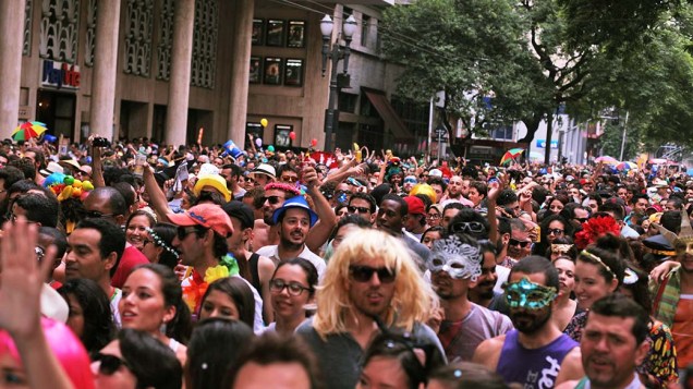 No ritmo de Caetano Veloso, o bloco Tarado Ni Você arrastou cerca de 40.000 foliões ao centro da cidade de São Paulo