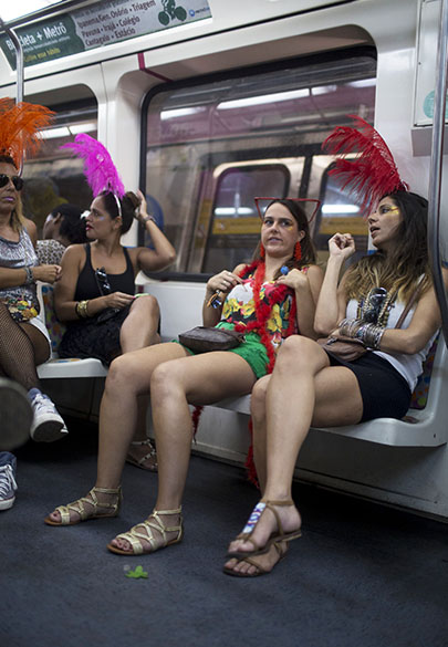 Foliões esperam o metrô no Rio de Janeiro para chegar aos blocos de Carnaval de rua