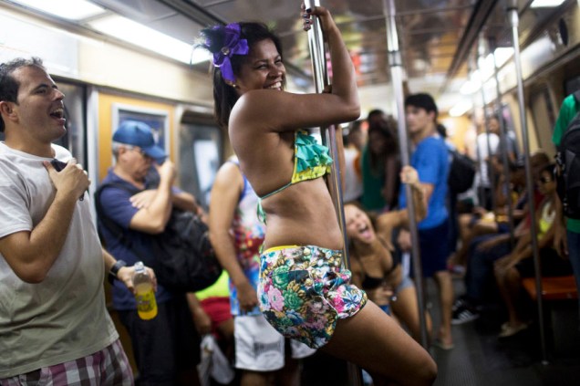 Para os foliões do Rio de Janeiro a festa já começa no caminho do metrô até o bloco de Carnaval de rua